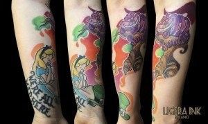Ligera-Ink-Tattoo-Milano-Tattoo-cartoon-Tatuaggi-cartoni-animati-tattoo-cartoon-tatuaggi-disney-tatuaggio-alice-nel-paese-delle-meraviglie-migliori tatuatori milano tatuaggio stregatto tatuaggio alice nel paese delle meraviglie