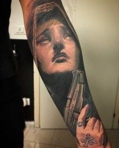 Ligera-ink-tattoo-milano-tatuaggi-milano-tatuatore-milano-tatuaggi-realistici-milano-tattoo-realistici-milano-tatuaggio-madonna-tatuaggi-criminali-tatuaggio-pistola