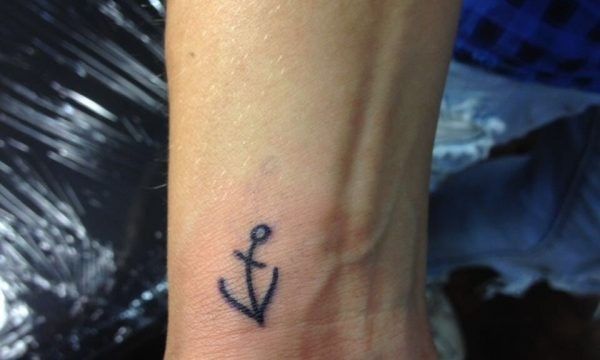 Ligera-Ink-tatuaggi-piccoli-tatuaggi-minimal-tattoo-minimal-tatuaggio-ancora-minimal tatuaggio al polso Ligera Ink tatuaggi piccoli tatuaggi minimal tattoo minimal tatuaggio tattoo ancora minimal tatuaggio al polso