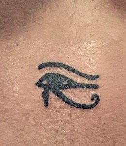 Ligera Ink Tattoo milano tatuaggio occhio di ra tatuaggio occhio di Horus tattoo occhio di ra tattoo occhio di horus tatuaggi egiziani migliori tatuatori milano miglior tatuatore milano tattoo studio milano tatuaggi minimal tatuaggi piccoli uomo tatuaggi simboli esoterici