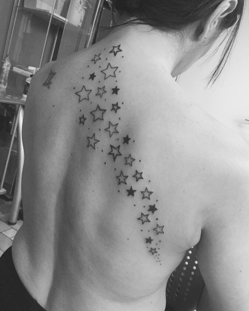 Ligera-ink-tatuaggio-stelle-tattoo-stelle-tatuaggi-milano-tattoo-milano-tattoo studio milano- studio-di-tatuaggi-milano-tatuaggi-femminili-tattoo-minimal