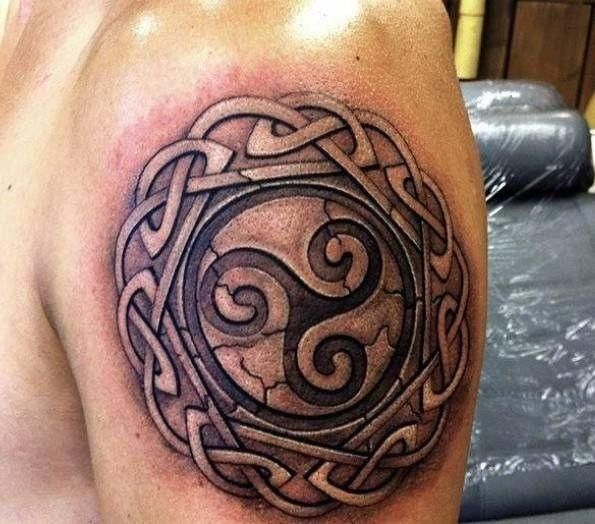 Tatuaggio triskell tattoo triskell tatuaggi milano tattoo milano tatuatori milano tatuaggi celtici