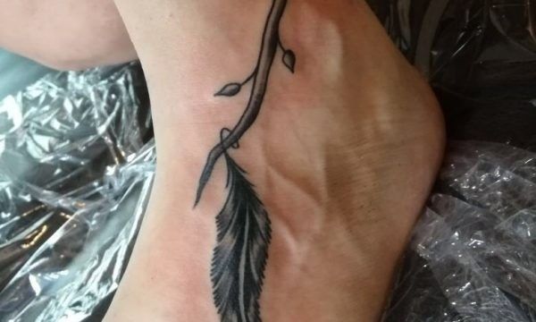 Ligera-ink-tattoo-piuma-piuma-tattoo-tatuaggio-piuma-significato-tattoo-milano-tatuaggi-milano-tatuatori-milano-tattoo-studio-milano-tattoo Ligera ink tattoo piuma piuma tattoo tatuaggio piuma significato tattoo milano tatuaggi milano tatuatori milano tattoo studio milano tattoo tatuaggio piede