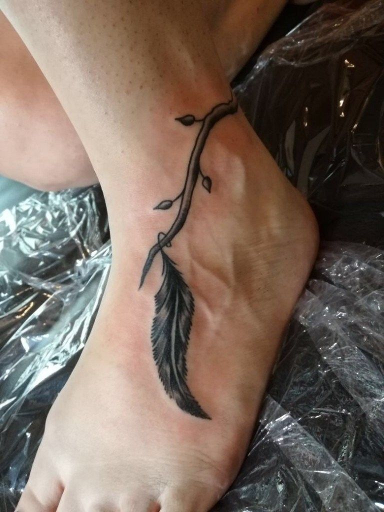 Ligera ink tattoo piuma piuma tattoo tatuaggio piuma significato tattoo milano tatuaggi milano tatuatori milano tattoo studio milano tattoo tatuaggio piede