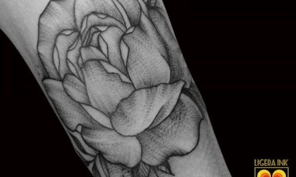 Ligera-Ink-tattoo-milano-tatuaggi-milano-blackwork-tatuaggio-peonia-tatuatori-milgliori-milano