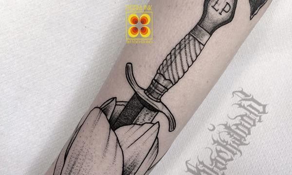 Ligera-ink-tattoo-milano-tatuaggi-milano-tatuatori-milano-migliori-tatuatori-milano-tatuaggio-pugnale-tattoo-lama