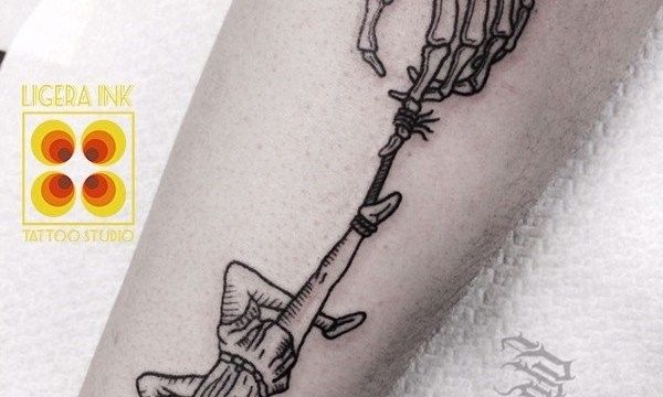 Ligera-ink-tattoo-milano-tatuaggi-milano-migliori-tatuatori-milano-miglior-tatuatore-milano-tattoo-studio-milano-tatuaggio-blackwork-milano-tattoo-blackwork-milano-tatuaggio-appeso