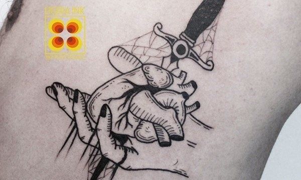 Ligera-ink-tattoo-milano-tatuaggi-milano-migliori-tatuatori-milano-tattoo-studio-milano-tatuaggi-blackwork-milano-tatuaggio-cuore-blackwork