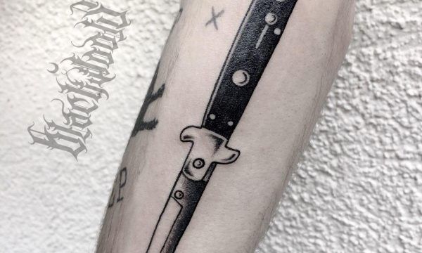 Ligera-ink-tattoo-milano-tatuaggi-milano-migliori-tatuatori-milano-tattoo-blackwork-milano-tatuaggi-blackwork-milano-tatuaggio-coltello-a-scatto