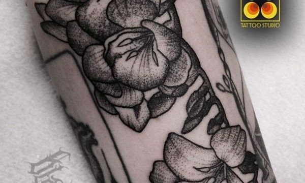 Ligera-Ink-tattoo-milano-tatuaggi-milano-migliori-tatuatori-milano-miglior-tatuatore-milano-studio-tatuaggi-milano-tatuaggio-blackwork-milano-tatuaggi-botanici-tattoo-botanico