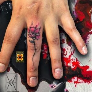 Ligera-ink-tattoo-milano-tatuaggi-milano-tatuatori-milano-migliori-tatuaggio-sulle-dita-tatuaggio-rosa-tattoo-rosa