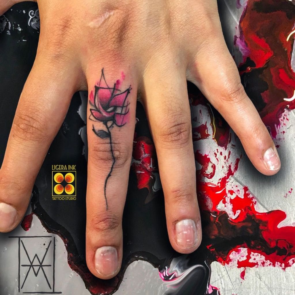 Ligera-ink-tattoo-milano-tatuaggi-milano-tatuatori-milano-migliori-tatuaggio-sulle-dita-tatuaggio-rosa-tattoo-rosa