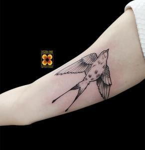 Ligera-ink-tattoo-milano-tatuaggi-milano-migliori-tatuatori-milano-tatuaggio-blackwork-tattoo-blackwork-milano-tatuaggio-rondine-tattoo-rondine