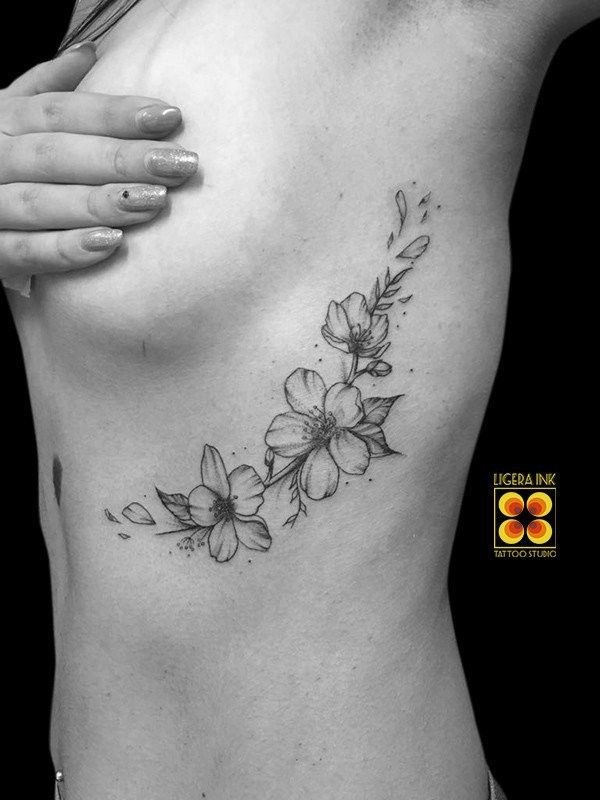 Ligera-ink-tattoo-milano-tatuaggi-milano-migliori-tatuatori-milano-tattoo-blackwork-milano-tatuaggi-balckwork-milano-tatuaggio-fiori-di-ciliegio-tattoo-fiiori-di-ciliegio-milano