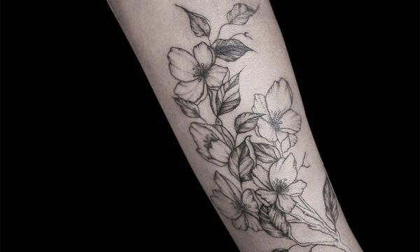Ligera-ink-tattoo-milano-tatuaggi-milano-migliori-tatuatori-milano-tatuaggi-blackwork-milano-tattoo-blackwork-milano-tatuaggi-fiori-blackwork-tattoo-fiori-ciclamini-blackwork