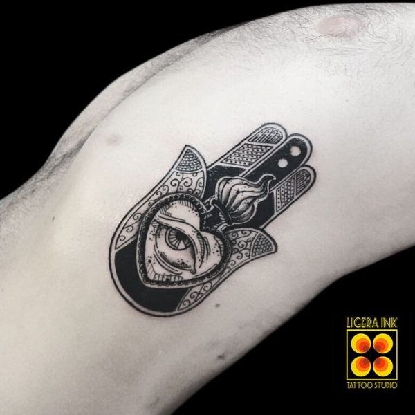 Ligera-Ink-Tattoo-Milano-Tatuaggi-milano-tatuatori-milano-tatuaggio-blackwork-milano-tattoo-blackwork-milano-tatuaggio-occhio-di-fatima