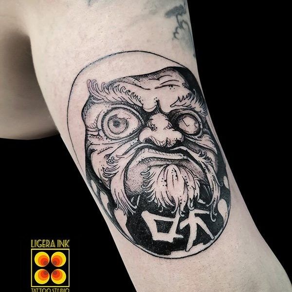 Ligera-ink-tattoo-milano-tatuaggi-milano-migliori-tatuatori-milano-tattoo-blackwork-milano-tatuaggi-blackwork-milano-tatuaggio-daruma