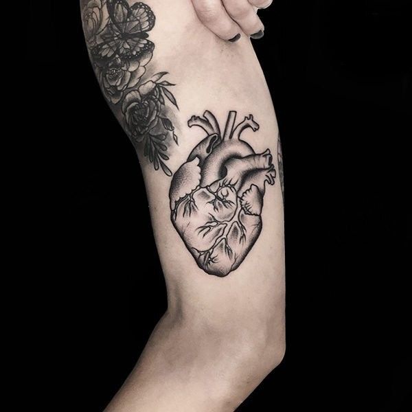 Ligera-ink-tattoo-milano-tatuaggi-milano-migliori-tatuatori-milano-tattoo-blackwork-milano-tatuaggi-blackwork-milano-tatuaggio-poseidone-blackwork-milano-tatuaggio-cuore-anatomico-blackwork