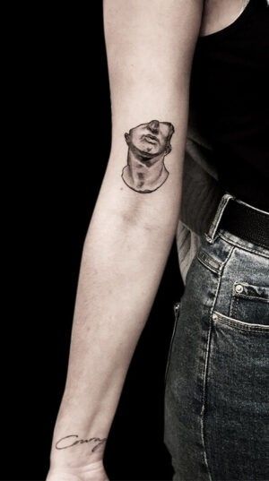 Ligera-ink-tattoo-milano-tatuaggi-milano-migliori-tatuatori-milano-tattoo-blackwork-milano-tatuaggi-blackwork-milano-tatuaggio-poseidone-blackwork-milano-tatuaggio-ritratto-statua-blackwork