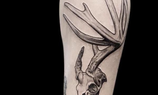 Ligera-ink-tattoo-milano-tatuaggi-milano-migliori-tatuatori-milano-tattoo-blackwork-milano-tatuaggi-blackwork-milano-tatuaggio-poseidone-blackwork-milano-tatuaggio-teschio-cervo-blackwork
