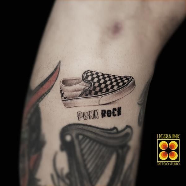 Ligera-ink-tattoo-milano-tatuaggi-milano-tatuaggio-milano-migliori-tatuatori-milano-miglior-tatuatore-milano-tattoo-blackwork-milano-tatuaggio-balckwork-milano-tatuaggio-scarpa-vans-tattoo-lecco
