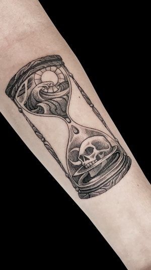 Ligera-ink-tattoo-milano-tatuaggi-milano-migliori-tatuatrice-milano-tattoo-fineline-milano-tatuaggi-fineline-milano-fineline-milano-tatuaggio-Clessidra