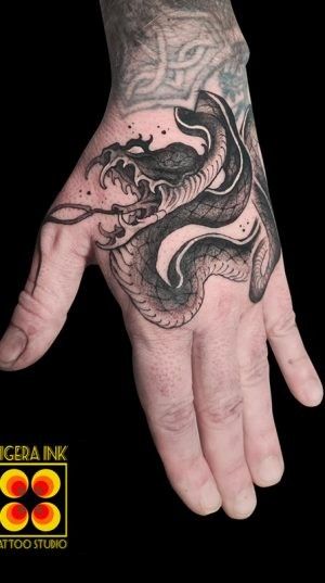 Ligera-ink-tattoo-milano-tatuaggi-milano-migliori-tatuatrice-milano-tattoo-fineline-milano-tatuaggi-fineline-milano-fineline-milano-tatuaggio-Serpente