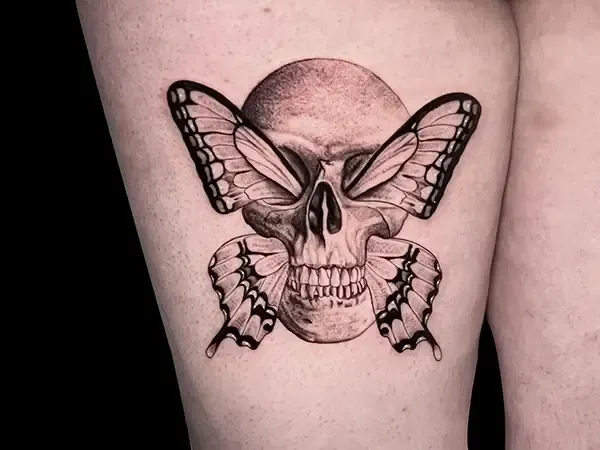 Tattoo teschio con farfalla