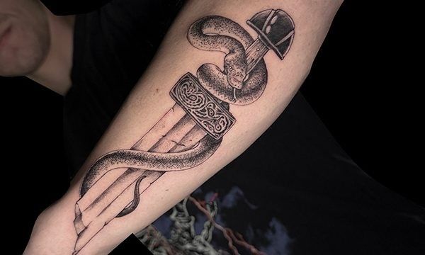 Ligera-Ink-Tattoo-milano-Tatuaggi-Milano-tatuatori-Milano-Walk-in-tattoo-milano-tatuaggi-Milano-Tattoo-Milano-Tatutaggi-blackwork-spada-serpente-Vindland-saga-Andrea-web
