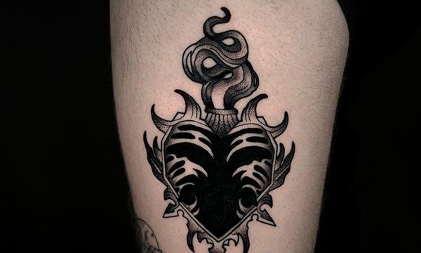 Ligera-Ink-Tattoo-milano-Tatuaggi-Milano-tatuatori-Milano-Walk-in-tattoo-milano-tatuaggi-Milano-blackwork-milano-tatuaggi-blackwork-Milano-Tattoo-Blackwork-Milano-Cuore-sacro.jpg