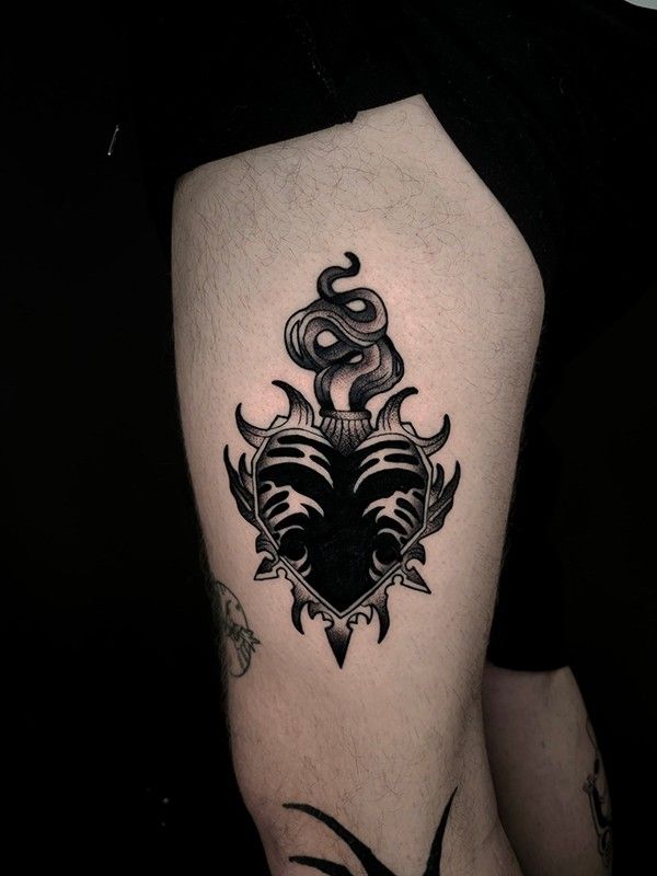 Ligera-Ink-Tattoo-milano-Tatuaggi-Milano-tatuatori-Milano-Walk-in-tattoo-milano-tatuaggi-Milano-blackwork-milano-tatuaggi-blackwork-Milano-Tattoo-Blackwork-Milano-Cuore-sacro.jpg